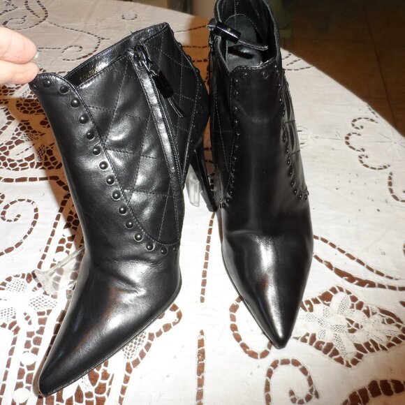 Burberry Black Calf Leather Quilted Ankle Heeled Boots Size 39B - Picture 1 of 16